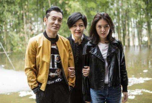 李咏葬礼只有8人参加，全是至亲，葬礼悲婉肃穆、庄重得体