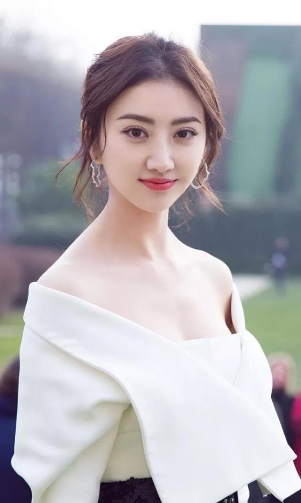 曾让成龙做配的景甜，如今沦落到红毯上被驱赶，真是丢人丢上国际