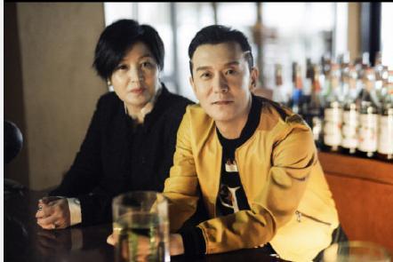 李咏新发型像变了一个人，网友调侃：咏哥五十岁走到颜值巅峰
