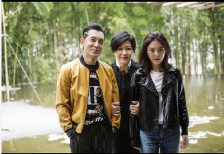 李咏新发型像变了一个人，网友调侃：咏哥五十岁走到颜值巅峰