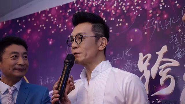 李咏新发型像变了一个人，网友调侃：咏哥五十岁走到颜值巅峰