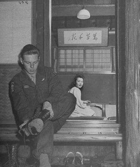 美国大兵不打仗的时候都在干什么？一组照片根本令人没眼看