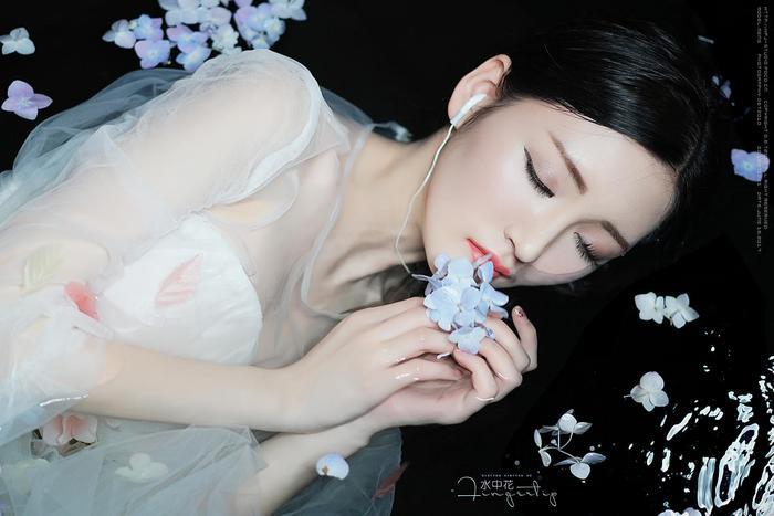 网红沈梦瑶水中唯美写真 美到窒息 宛如梦中睡美人