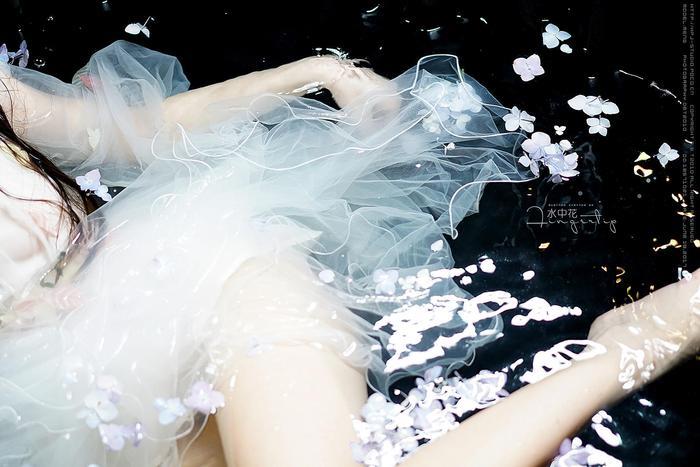 网红沈梦瑶水中唯美写真 美到窒息 宛如梦中睡美人