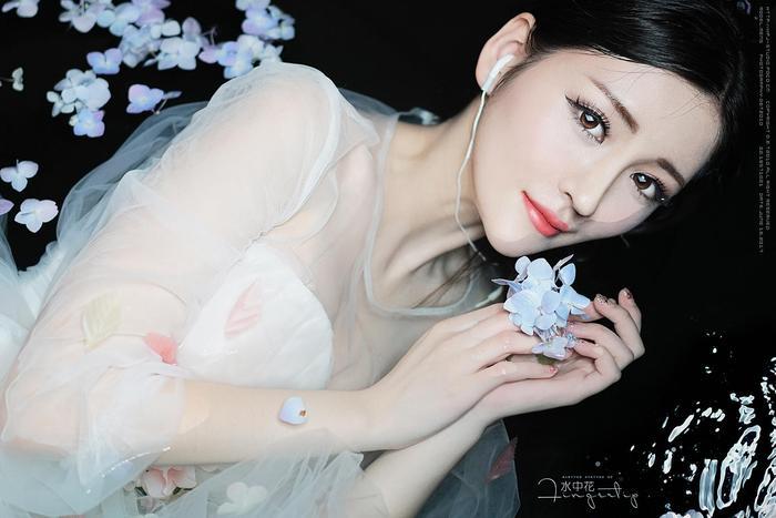 网红沈梦瑶水中唯美写真 美到窒息 宛如梦中睡美人