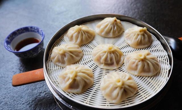 清香猪肉灌汤包，连锁店制作配方，味道清鲜纯正自然，附馅料配比