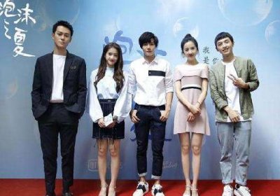 ​新版《泡沫之夏》宣传照曝光！张雪迎秦俊杰cp组合一言难尽