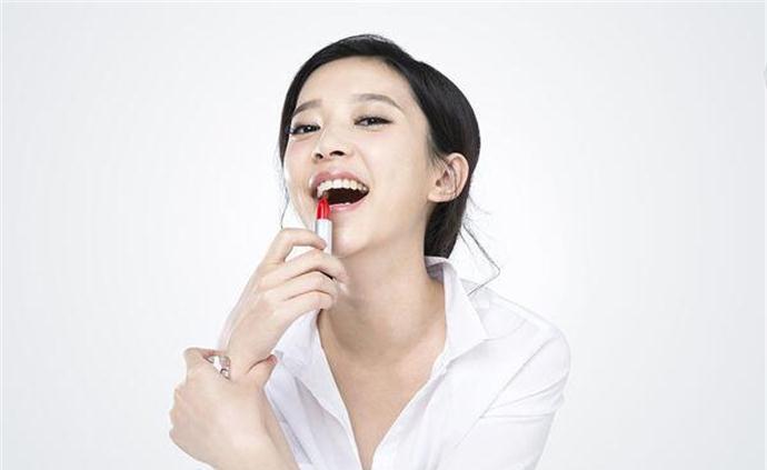 李健妻子孟小蓓私照流出长相精致还是个白富美