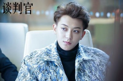 ​黄子韬早年罕见照曝光，寸头帅气，网友：整没整一目了然