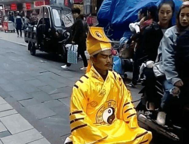 林正英身穿道士服，在街头做法？细心的网友瞧出了破绽