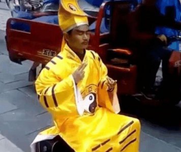 ​林正英身穿道士服，在街头做法？细心的网友瞧出了破绽