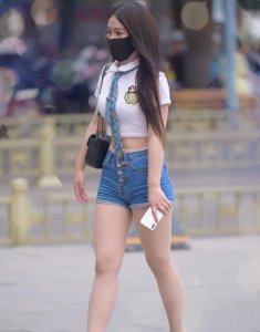​时尚街拍：高贵典雅的瑜伽裤，穿搭整体感非常优雅，显得腿长脚小