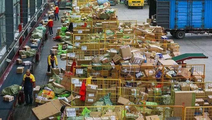 渝广高速货车一车上万件快递全被烧光 你的快递正在燃烧中？