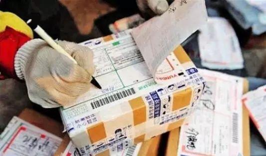渝广高速货车一车上万件快递全被烧光 你的快递正在燃烧中？