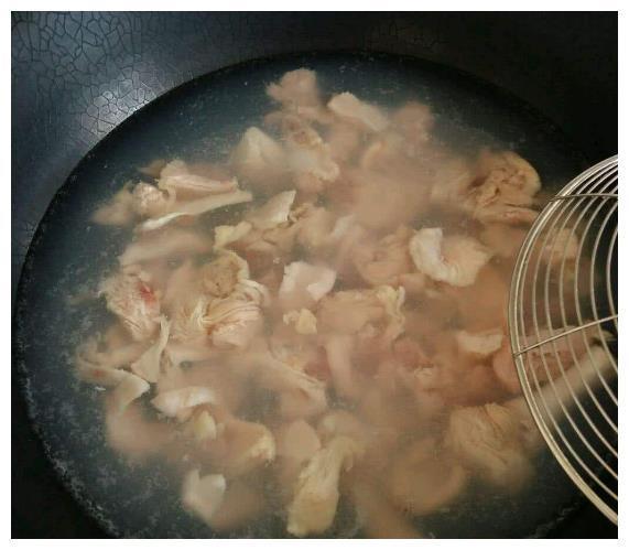 鸡肉焯水，用凉水还是热水？20年大厨透露：一般人我不会告诉他