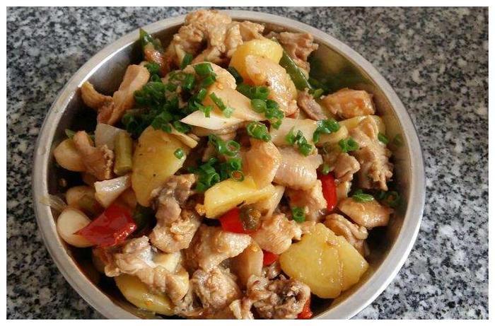 鸡肉焯水，用凉水还是热水？20年大厨透露：一般人我不会告诉他