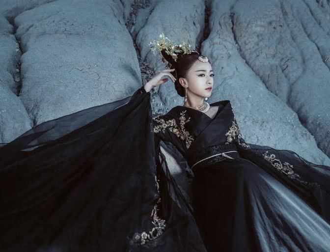 本以为吴谨言演不出苏妲己的万种风情，直到看见定妆照，太惊艳！