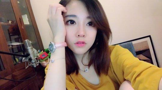 冯提莫参加完快本，何炅全程黑脸，谢娜直翻白眼！这是怎么了