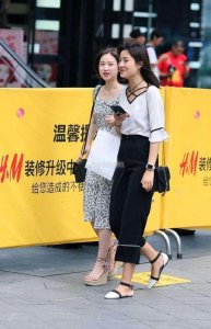 ​重庆街拍: 穿紧身衣的街头美女, 吸引无数眼光