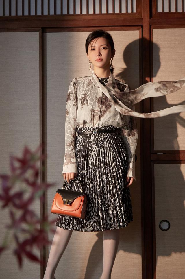 她因《致青春》圈粉无数，一身黑白豹纹裙出镜，诠释成熟女性魅力