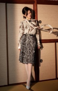 ​她因《致青春》圈粉无数，一身黑白豹纹裙出镜，诠释成熟女性魅力