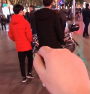 ​户外街头，女子主动让陌生人男子亲吻，得知原因后，网友：我也要