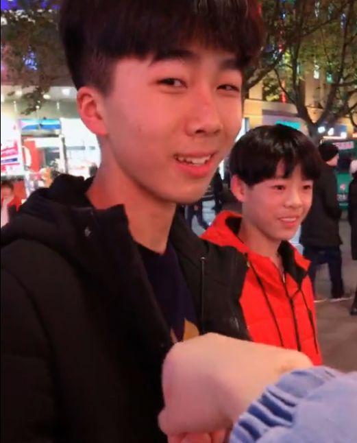 户外街头，女子主动让陌生人男子亲吻，得知原因后，网友：我也要