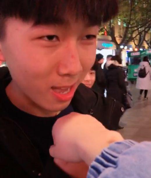 户外街头，女子主动让陌生人男子亲吻，得知原因后，网友：我也要