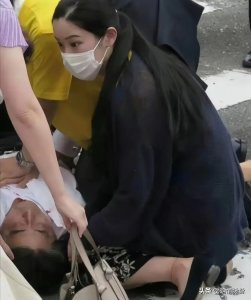 ​安倍晋三的夫人安倍昭惠，虽生活有点放浪不羁，但家世非常显赫
