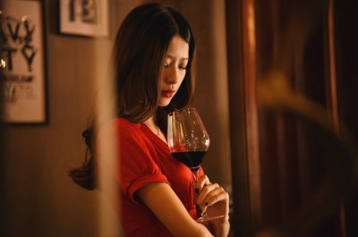 ​女人喝酒心情经典一句 女人微醉心情说说