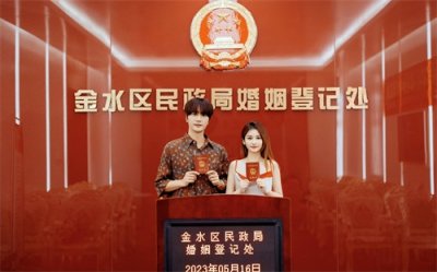 ​歌手陆虎与小提琴手陈曌旭恋爱8年领证，再就业男团剩张远没结婚