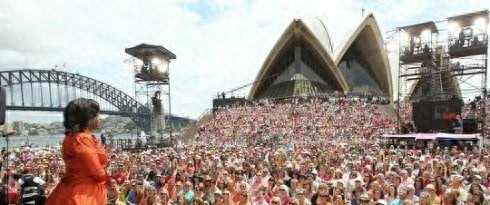 奥普拉·温弗瑞,美国著名的女脱口秀主持人,坎坷的成功经历