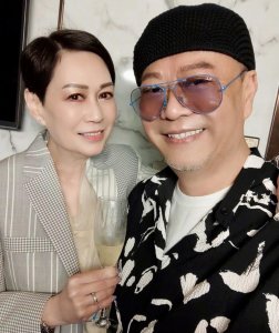 ​欧阳震华61岁大寿，与赌王孙女大秀恩爱，结婚26年零绯闻一生无子