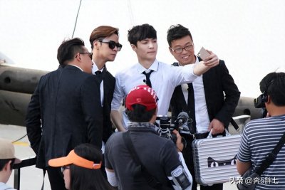 ​王迅不带娇妻，独自参加富婆聚会，两杯酒下肚，面色通红