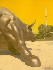 ​2011年建成至2025年，天下第一村华西村1吨重的金牛增值了多少？