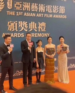 ​江一燕携夫走红毯，到处认干爹的茶艺大师，如今想靠浪姐“洗白”