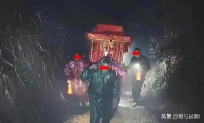 ​新娘子半夜出嫁，新郎八抬大轿迎亲，网友惊呼：仿佛鬼王娶亲！