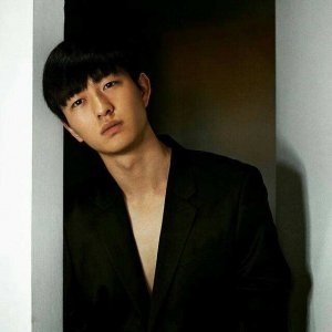 ​金大川：国际超模，俊美呆萌高冷酷帅都是他的标签，恋情惹人羡慕