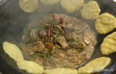 ​小伙制作铁锅炖鸡，寒冷的冬日和家人一起围着铁锅吃美了