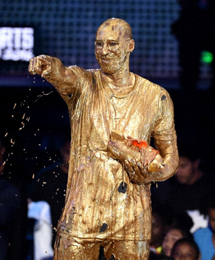 科比被射全身黄金漆成小金人,黑曼巴变成了金曼巴