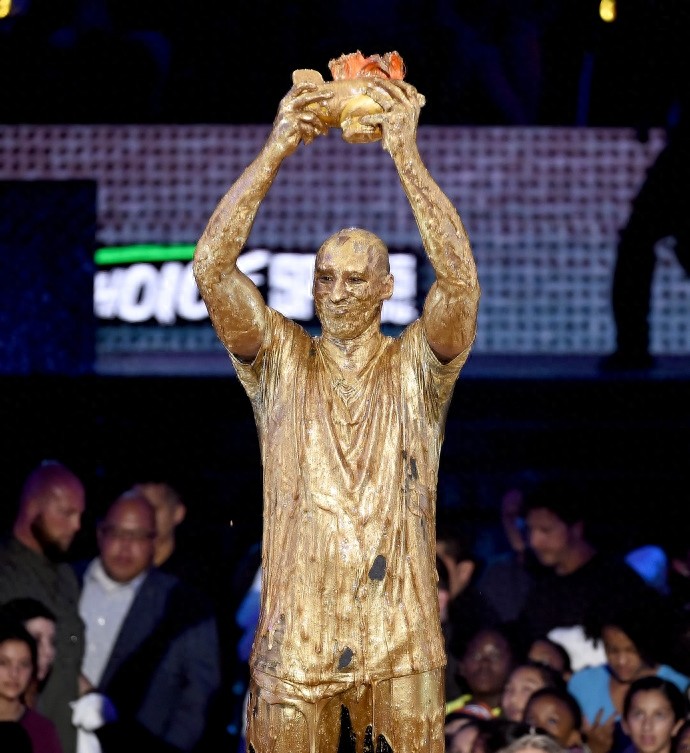 科比被射全身黄金漆成小金人,黑曼巴变成了金曼巴