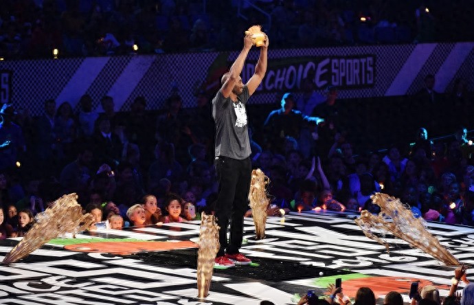 科比被射全身黄金漆成小金人,黑曼巴变成了金曼巴