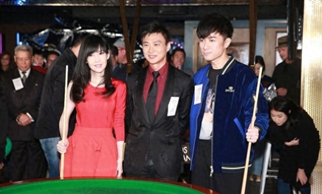 50岁周慧敏与老公倪震同框,笑得开心罕见秀恩爱