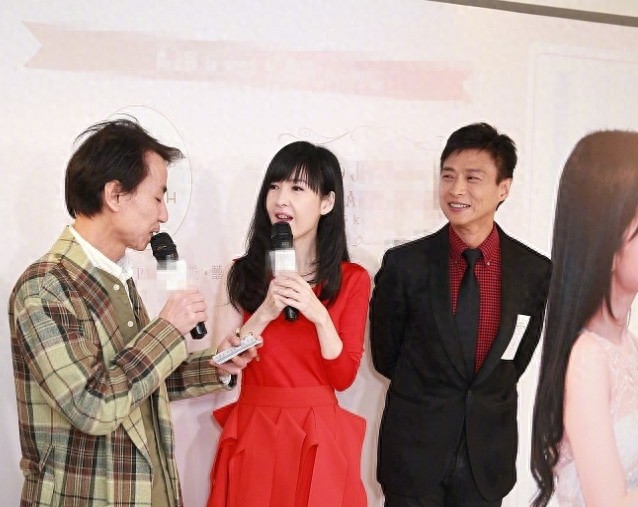 50岁周慧敏与老公倪震同框,笑得开心罕见秀恩爱