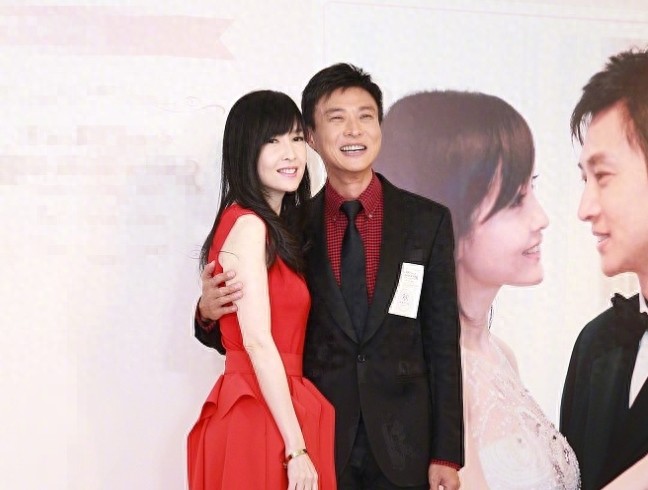 50岁周慧敏与老公倪震同框,笑得开心罕见秀恩爱