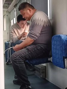火车硬座乘客进卧铺走廊充电引发众怒:公共空间与个人权益的冲突
