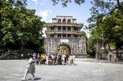 广西有座友谊关,是中越边境上最大关防,城墙上弹孔至今清晰可见