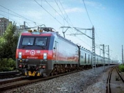 由深圳东开往兰州方向的K131 次列车,已经开始检票了,3站台上车