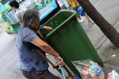 家有老人痴迷于捡垃圾,我们该如何善意引导呢?