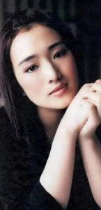 ​巩俐情史揭秘：从银幕传奇到情感波折的非凡旅程